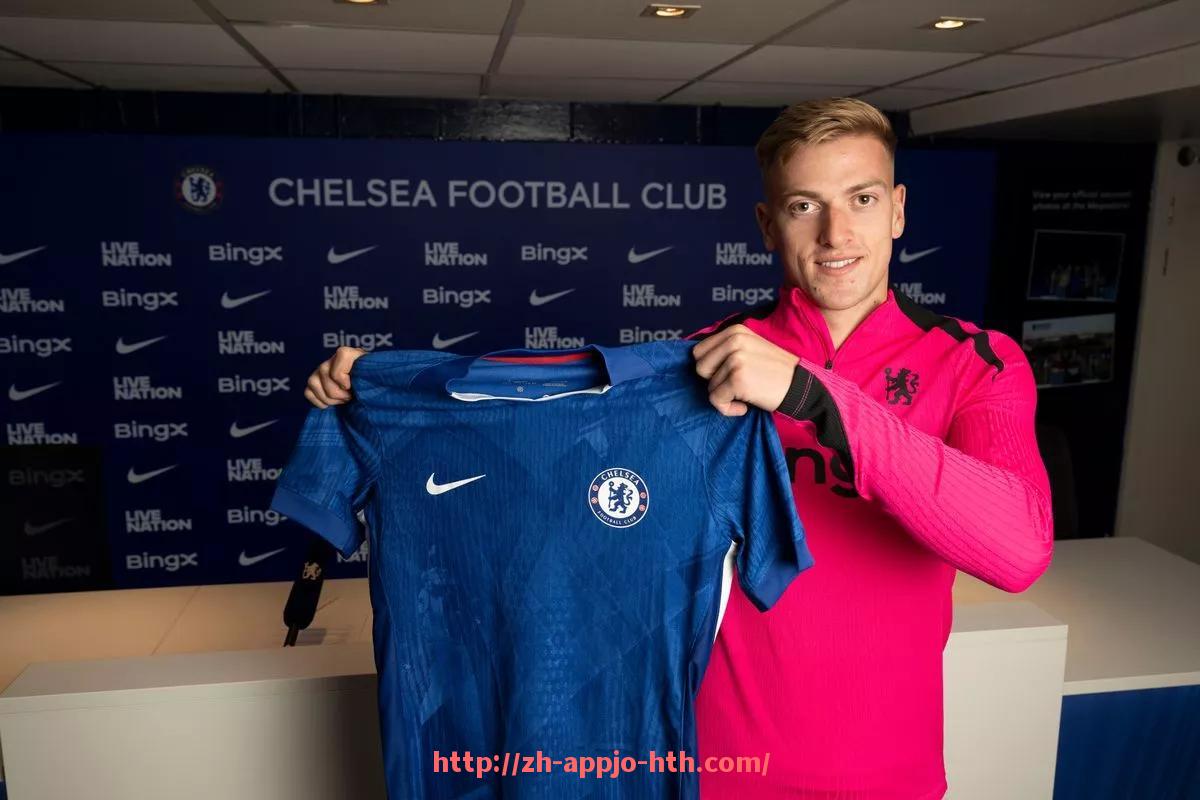 HTH华体会APP下载-英超球员比赛中戴手套的原因与习惯探讨